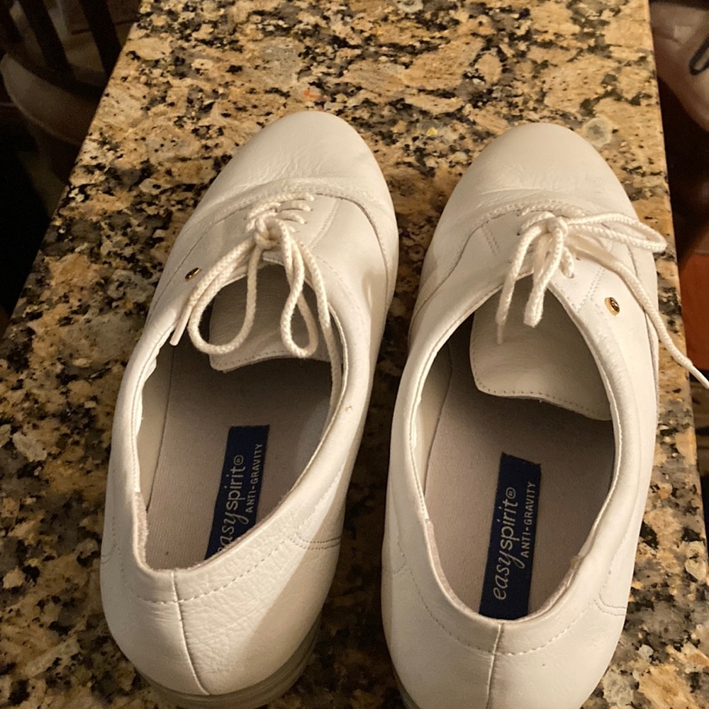 Easy Spirit Anti-gravity white shoes tie strings side logo excellent condition